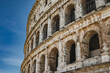 Majestatyczne Koloseum w Rzymie, jeden z najważniejszych zabytków starożytnego Rzymu i symbol potęgi i historii tego miasta. To imponujące, eliptyczne amfiteatrum.