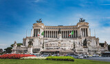 Fototapeta  - Plac Wenecki w Rzymie, jeden z najważniejszych placów w stolicy Włoch, pełen historycznych budynków i pomników. Jego szerokie przestrzenie i monumentalne struktury tworzą unikalną atmosferę.