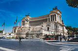 Fototapeta  - Plac Wenecki w Rzymie, jeden z najważniejszych placów w stolicy Włoch, pełen historycznych budynków i pomników. Jego szerokie przestrzenie i monumentalne struktury tworzą unikalną atmosferę.