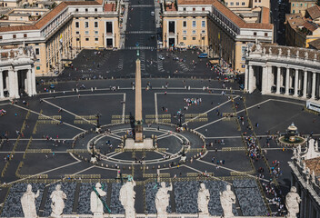 Przybliżony widok na Plac Świętego Piotra z Bazyliki Świętego Piotra w Rzymie. Ta unikalna perspektywa ukazuje detale architektoniczne placu, w tym jego słynną kolumnadę i centralny obelisk.