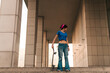 © Nano - chica skater estilo 80s 90s mirando a un edificio preocupada