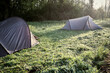 Retour à la nature avec le camping sauvage sous le coucher de soleil dans un pré