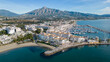 vista de puerto Banús en un bonito día azul de costa de Marbella, Andalucía