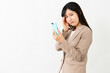 © aijiro - スマートフォンを持ちながらネガティブな表情をする若い女性