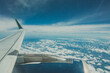 Avião voando no céu azul com nuvens