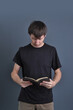 homem cristão com biblia na mão