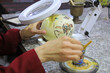 mujer haciendo un mosaico en un huevo de avestruz madaba jordania 4M0A0380-as23