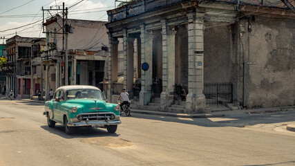 Naklejka na meble Old American car in the historic streets of Havana in Cuba with old buildings