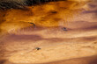 Flussbett mit rotem Sand. Struktur und Textur nutzbar als Hintergrund für Webseiten.