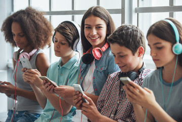 Canvas Print - Teenagers with gadgets