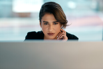Leinwandbilder - Business woman, computer and thinking, reading or online management for software data, review or solution in office. Planning, focus and problem solving of professional worker or person on desktop pc