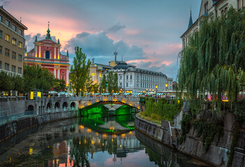 Wall Mural - Tromostovje bridge and Ljubljanica river in the city center. Ljubljana, capital of Slovenia.