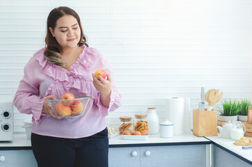 happy fat lady have the intention of losing weight, by choosing to eat healthy foods such as fruits,