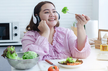 Happy fat lady have the intention of losing weight. By choosing to eat healthy foods such as vegetables and fruits, eating concept for weight loss and health