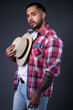 © Haidar El Sidani - Un hombre apuesto con sombrero en la mano