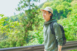 © HML - 美しい新緑の山でハイキングをする若い男性