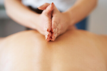 Poster - Brunette woman having back massage in salon