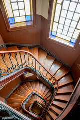 Canvas Print - Vieil escalier dans un immeuble de Porto