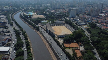 Visão aérea do centro de treinamento do Corinthians Fazendinha captada do alto por um drone sobre a marginal tietê na cidade de São Paulo em 2023. 