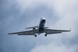 Airliner bei der Landung mit Wolkenhintergrund 