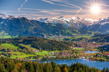 Canvas Print - panoramic landscape in region Allgäu at springtime with beautiful lake and alps mountain range in backround