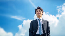 青空の中にいる笑顔の若いビジネスマン（Generative AI）

