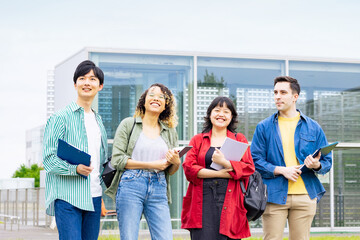 Wall Mural - キャンパスで笑顔の多国籍の学生グループ