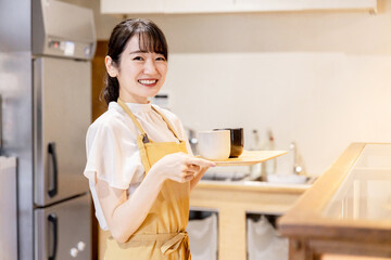 Canvas Print - カフェ・レストラン・飲食店で働くウェイトレス・ホールスタッフのアルバイトをする女性
