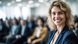 Lächelnde Business Frau mit positiver Ausstrahlung vor einem Publikum im verschwommenen Hintergrund, Generative AI