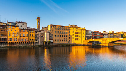 Canvas Print - The Ponte Santa Trinita bridge over the Arno river in Florence enlighten by a strong sunlight in the morning.