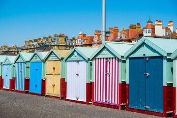 Wall Mural - Reihe von schönen bunten Badehäuschen am Meer in Brighton and Hove, East Sussex, England