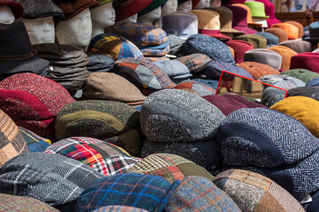 Ein Hutmacher bietet seine Erzeugnisse auf dem Campo dei Fiori an