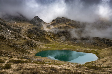 Wall Mural - Magnifique vue sur le lac de Médécourbe, dans le brouillard - Pyrénées - Ariège - France