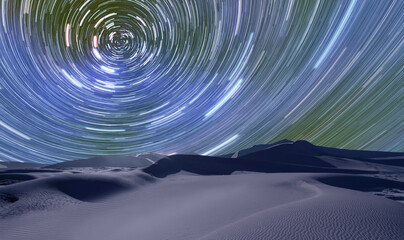 long exposure photo of night sky star trail over the sand dunes of sahara desert - sahara, morocco
