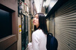 © monzenmachi - 路地裏を散策する女性