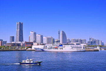 Wall Mural - cityscape of skyline Yokohama and Yokohama Port city with blue sky background, Minatomirai area in Yokohama city, Kanagawa, Japan