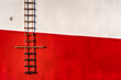 canvas print picture - Steuerbordseite eines Schiffes obere Hälfte weiß und untere Hälfte rot links einer Leiter für Lotsen