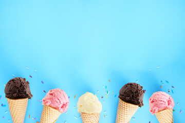 Aufkleber - Ice cream bottom border over a blue background. Dark chocolate, pink strawberry and white vanilla flavors. Copy space.