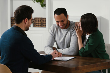 Canvas Print - Professional notary working with couple in office