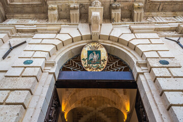 Canvas Print - Coat of arms at Vermexio Palace, Town Hall in Ortygia island, Syracuse city, Sicily Island, Italy