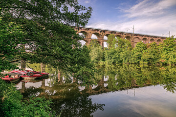 Der Eisenbahnviadukt Enzviadukt über den Fluss Enz in der Stadt Bietigheim-Bissingen, Baden Württemberg, Deutschland, Europa.