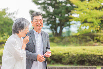 Poster - 公園を歩くシニア・高齢者夫婦（爆笑）
