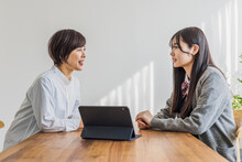 面談する日本人女性と女子学生