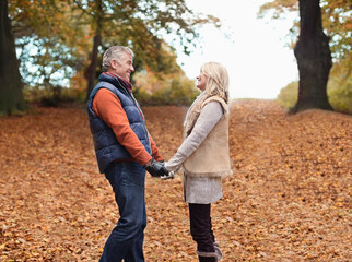 Canvas Print - Older couple holding hands in park