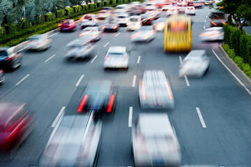 Canvas Print - Fast moving traffic in city evening