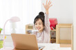 © japolia - 自宅でパソコンを見ながら勉強する女の子