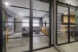 Fototapeta  - Nowoczesna sypialnia ze stalowymi szklanymi drzwiami 