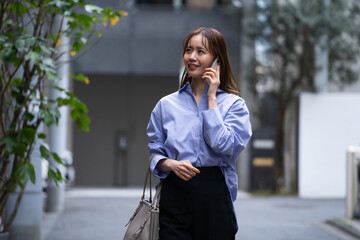 Canvas Print - 仕事に出かけながら電話で話している日本人女性