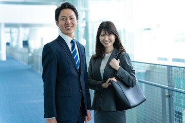 Canvas Print - 笑顔のスーツを着た日本人男女