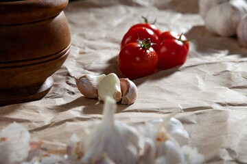 Canvas Print - tomatoes and garlic sit on the table beside the pepper shaker